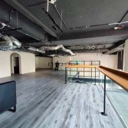 Cho thuê chân đế tòa nhà Vincom 250m2 (tầng 1: 160m2+lửng 90m2) MT 10m