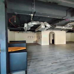 Cho thuê chân đế tòa nhà Vincom 250m2 (tầng 1: 160m2+lửng 90m2) MT 10m