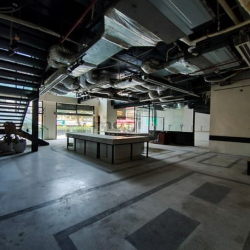 Cho thuê chân đế tòa nhà Vincom 250m2 (tầng 1: 160m2+lửng 90m2) MT 10m