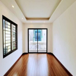 Ô tô vào - Ngõ nông - 3 ngủ - Bán nhà Thạch Bàn, Long Biên