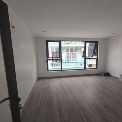Bán nhà Trần Quốc Hoàn, Cầu Giấy, 40m2, 4T, MT 4m, ô tô, chỉ hơn 10 tỷ