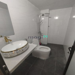 Bán nhà Trần Quốc Hoàn, Cầu Giấy, 40m2, 4T, MT 4m, ô tô, chỉ hơn 10 tỷ