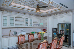 chú cần bán căn biệt thự chateau 7*26m xây 4 tầng có thang máy cao cấp