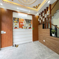 Bán nhà 1 trệt 2 lầu 1 tum, Sân thựơng , đường Lò Lu ,Trường Thạnh, Q9