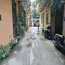 Nhà nguyên căn full đồ Nguyễn Văn Cừ ngõ thông ô tô chỉ hơn 10 triệu