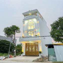 Nhà 2 lầu và sân thượng tuyệt đẹp đường D13 KDC Hồng Loan