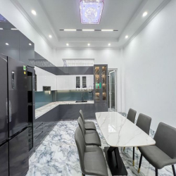 Nhà 2 lầu và sân thượng tuyệt đẹp đường D13 KDC Hồng Loan