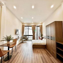 Căn hộ full nội thất cửa sổ lớn ngay mặt tiền Nguyễn Văn Cừ quận 5