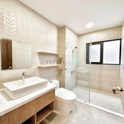 Căn hộ full nội thất cửa sổ lớn ngay mặt tiền Nguyễn Văn Cừ quận 5