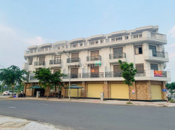 Giá bán cực kì tốt: Nhà hoàn thiện đẹp đường E6 đối diện công viên