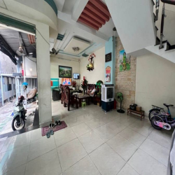 Nhỉnh 100 triệu mặt tiền Âu Cơ, Tân Phú với 108m2 5 Pn 3 tầng BTCT