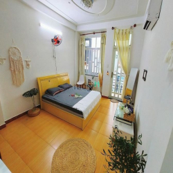 Phòng ban công gần đại học ngay trung tâm quận 4