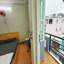 Phòng ban công gần đại học ngay trung tâm quận 4
