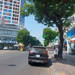 SUV 7 chỗ nằm lọt trong nhà Lê Văn Sỹ Q.3  Rộng 4,5m,  Dài 14m, 3 tầng