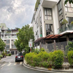 Bán 8 căn nhà phố Hà Đô Centrosa vị trí đẹp nhất phường 12, Quận 10.