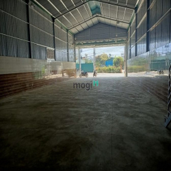 Cho Thuê Kho Dt 10x30m 300m2 có WC, Gác ở Mới Xây Gần Chợ Nông Sản