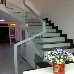 Hẻm xe hơi quay đầu, 5 tầng sát mặt tiền Huỳnh Văn Bánh, DTSD 200m2, 1