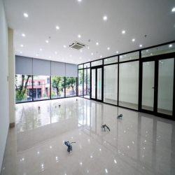 ?Thông tin VP từ 100-200m2 với bãi đỗ xe thoáng,tiện lợi ngay TT q.HC