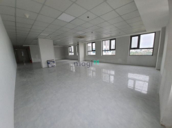 Cao ốc văn phòng Luxcity Huỳnh Tấn Phát mới hoàn thiện sàn trống suốt.