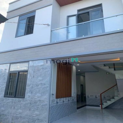 Bán nhà mới xây kiên cố hoàn công xây dựng 1 trệt 1 lầu, đối diện UBND