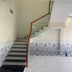 Bán nhà mới xây kiên cố hoàn công xây dựng 1 trệt 1 lầu, đối diện UBND