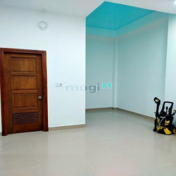 Cho thuê nhà 1 trệt 2 lầu ST đường Bình Lợi, DT: 4x20m Giá 18tr/tháng