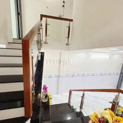Bán nhà Lê Văn Quới, 2 Tầng, Hẻm 4m thông, giá 3,690 tỷ.