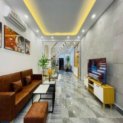 Cho thuê siêu biệt thự đường Đặng Thùy Trâm, DT 10x20m. Giá 40tr/th TL
