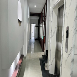 Cho thuê nhà 4 tầng mặt tiền Hùng Vương có thang máy sát Chợ Cồn