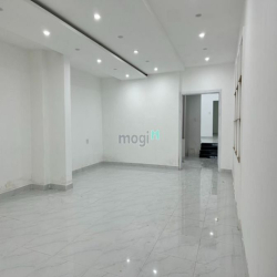 Cho thuê nhà 4 tầng mặt tiền Hùng Vương có thang máy sát Chợ Cồn