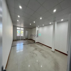 Cho thuê nhà 4 tầng mặt tiền Hùng Vương có thang máy sát Chợ Cồn