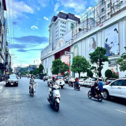 Cho thuê nhà 4 tầng mặt tiền Hùng Vương có thang máy sát Chợ Cồn
