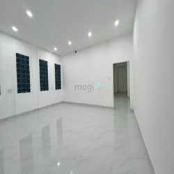 Cho thuê nhà 4 tầng mặt tiền Hùng Vương có thang máy sát Chợ Cồn