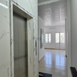 Cho thuê nhà 4 tầng mặt tiền Hùng Vương có thang máy sát Chợ Cồn
