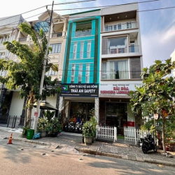 Nhà 5 lầu khu phố Hàn, Phú Mỹ Hưng mặt tiền rộng giá chuẩn đầu tư