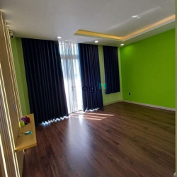 Nhà ô tô đậu gần cửa, 50m ra mặt tiền Nguyễ Sơn, 3.55 tỷ
