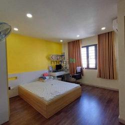 Nhà ô tô đậu gần cửa, 50m ra mặt tiền Nguyễ Sơn, 3.55 tỷ