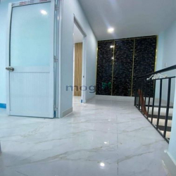 Nhà ô tô đậu gần cửa, 50m ra mặt tiền Nguyễ Sơn, 3.55 tỷ