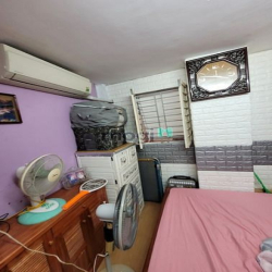 Tập thể tầng 1 cách đường Trung Kính 100m, ô tô đỗ trước cửa cả ngày