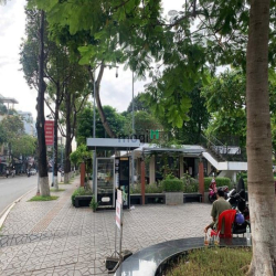 Nhà 2 lầu và sân thượng góc 2 mặt tiền đường Lý Tự Trọng, Cần Thơ