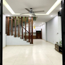 BÁN GẤP nhà 47m2 Gia Thụy, Long Biên, Fortuner đỗ trong nhà, chỉ 7.75