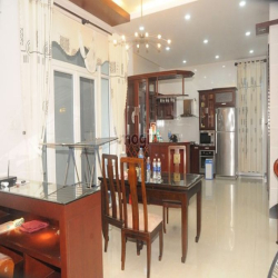 Cho thuê  Villa 2 MT gần đường Phạm Văn Đồng 6 phòng có gara oto rieng