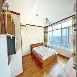 Phòng cửa sổ view thành phố full nt trong căn penthouse cc HAGH