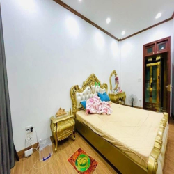 Bán Nhà Gấp **Gia Thượng**, 48 M2, Ô Tô Đỗ Cửa Nhà Ngày Đêm, Giá 6,1 T