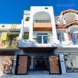 Bán gấp tòa nhà 4 tầng ngay đường Cao Thắng, Quận 10 DT 16,5 x 54m