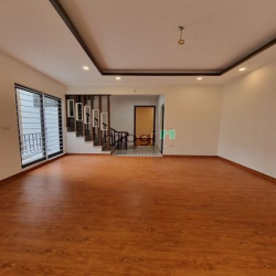 Bán nhà Phúc Đồng phố Chu Huy Mân 56m 4 tầng ngõ to Ô tô vào nhà 5,5ty