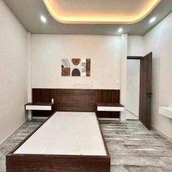 Sát MẶT TIỀN, ngay PHAN XÍCH LONG 75M2, ngang 5.6m, 4PN, nhỉnh 6 tỷ