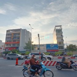 Bán Nhà Mặt Tiền Nguyễn Hữu Cảnh ĐỐi Diện Landmark 81 DT 7x25m Giá Rẻ