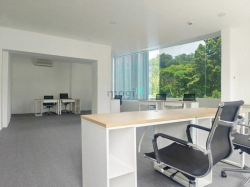 Cho thuê 80m2 lầu 2 , view kính thoáng, nhà mới thảm sẵn