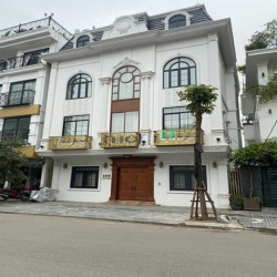 Cho thuê nhà MP Vũ Phạm Hàm 110m2 x 6T, MT5.5m. Thông sàn - Thang Máy